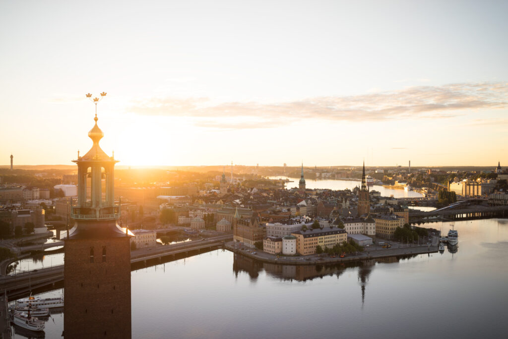 Vy över Stockholm i solnedgång.